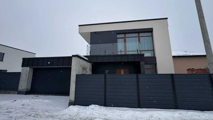 Сучасний будинок з авторським ремонтом та міськими комунікаціями - фото 1