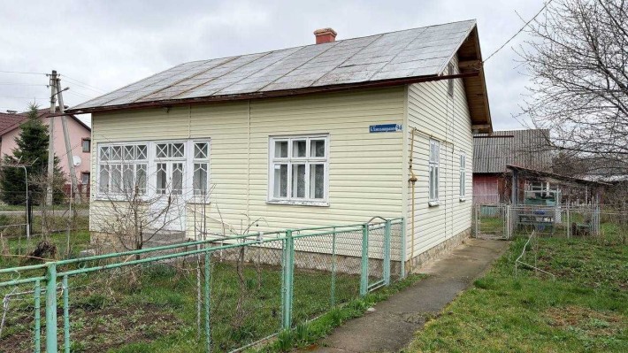 Будинок у Надвірній, вул. Богдана Хмельницького — 11 соток, газ, світло - фото 1