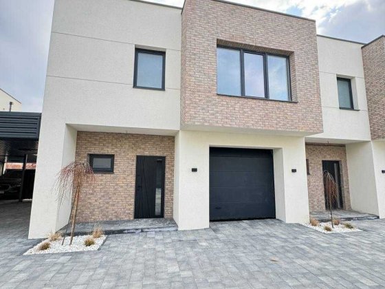 Продається боковий таунхаус 135 м2 з гаражем в містечку закритого типу Крихівці