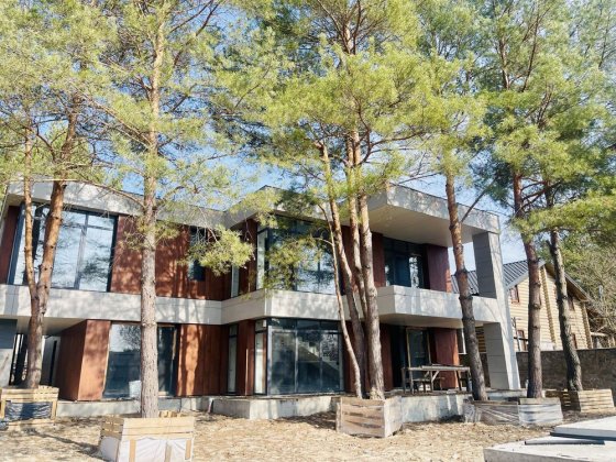 Козин, Дамба, сучасний будинок на ділянці у лісі. Козин