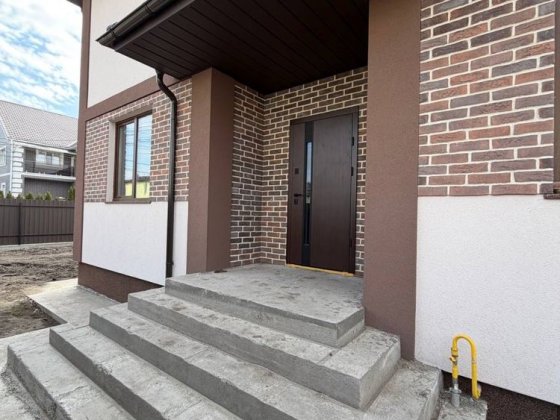 Продаж будинку з підвалом ( укриттям). Якісна побудова. 4 спальні кімн Гатне