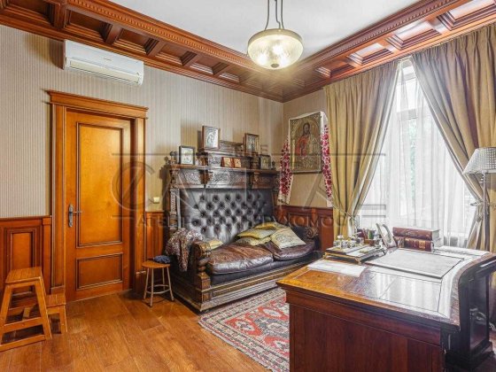 Власний маєток з басейном, 705м2, 12 соток Крюківщина