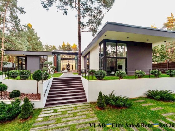 Конча-Заспа. Козин.  Ультрасучасний будинок у лісовій частині. Козин