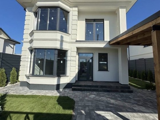 Будинок в класичному стилі! Автонавіс! Газон! Гатное