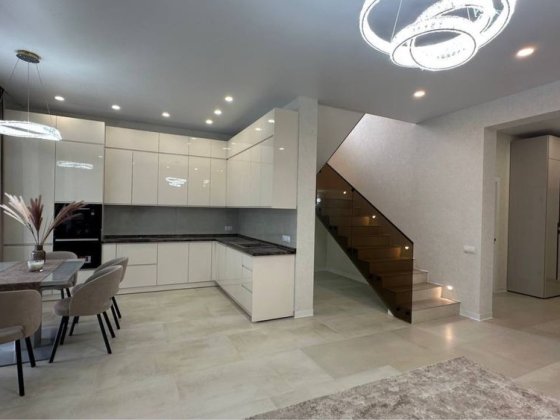 Будинок з новим ремонтом 216 м2 + гараж. Ділянка 4 сотки.Гатне. Гатне