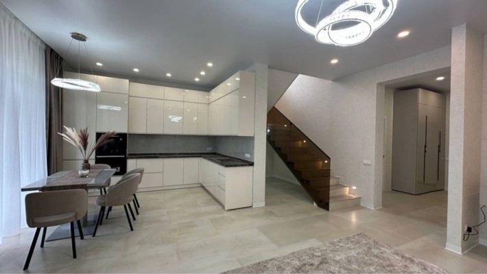 Будинок з новим ремонтом 216 м2 + гараж. Ділянка 4 сотки.Гатне. - фото 1