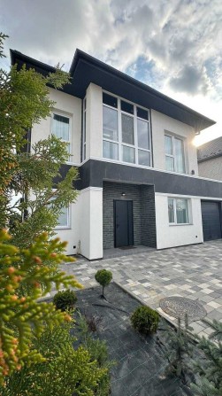 Будинок з ремонтом у Гатному 216 м², 2 км від Києва, меблі, гараж на 2 авто - фото 1