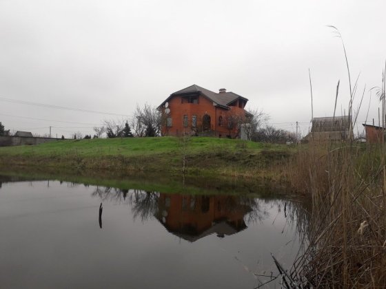 Дім,поряд ліс річка,багато озер. Вишенки