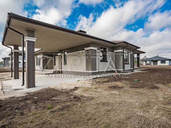 Будинок з чудовою назвою Мейсон розташований на березі мальовничого озера Золоче, біля парку Ранджер Вишеньки