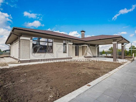 Просторий одноповерховий будинок з трьома спальнями, побудований з червоної керамічної цегли Вишенки