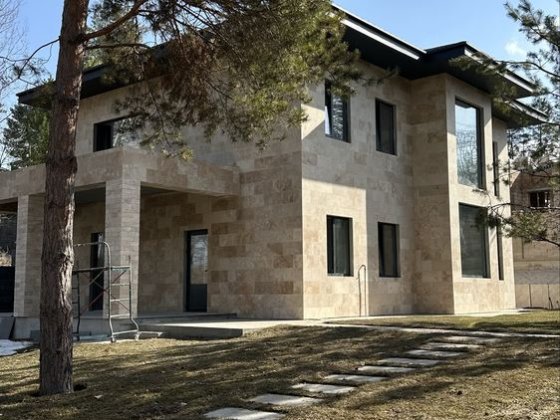 Будинок 190 м2 в елітному районі. Ділянка 8 соток з соснами. Гореничі. Гореничі