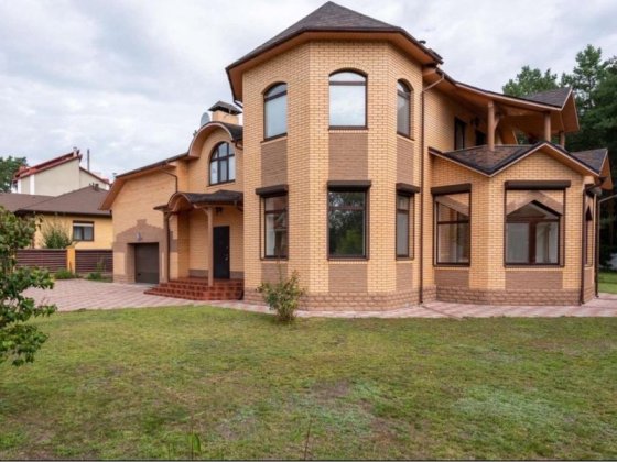 Продаж без % будинку Стоянка біля лісу 437 м²  є басейн,лазня,бомбосховище Стоянка