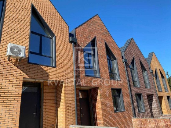 Сучасний таунхаус зі швидким виїздом до Києва Стоянка