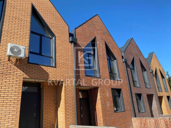 Сучасний таунхаус зі швидким виїздом до Києва - фото 1