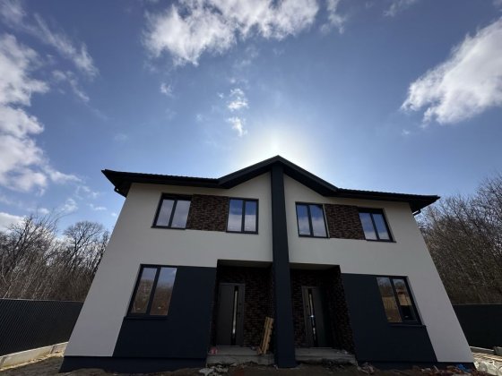 Будинок на 2 родини. Дуплекс 118кв. та ділянка 5 сот. Стоянка