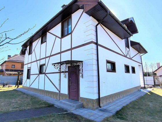 Новий,добротній будинок в тихому та обжитому місці.Від Києва 45км. Макаров