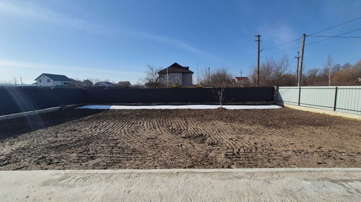 Будинок з автонавісом, терасою, на великій ділянці, чорнова штукатурка - фото 1