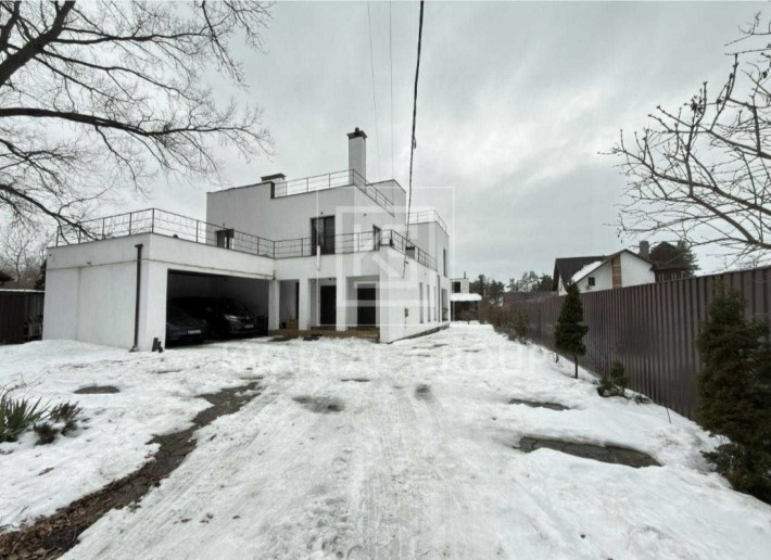 Сучасний будинок з ремонтом і меблями. Ділянка 12 соток. - фото 1