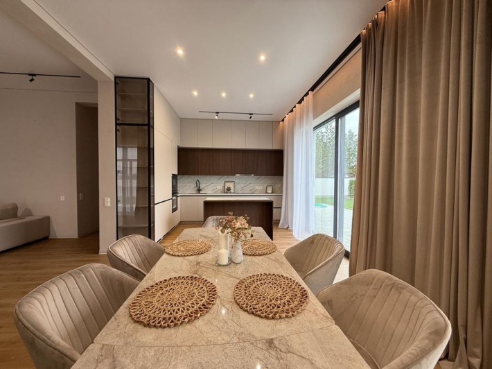 Продаж БУДИНКУ з новим ремонтом! 8 сот, охорона, газ, інвертор, навіс - фото 1