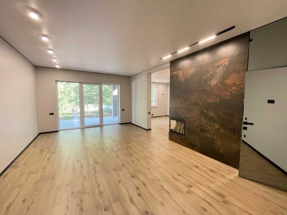 Будинок з ремонтом та соснами на ділянці, з виходом до лісу, 14,25 сотки Дмитрівка