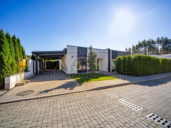 Просторий та стильний будинок на Житомирській трасі в максимально гарному закритому містечку з озеро Дмитровка