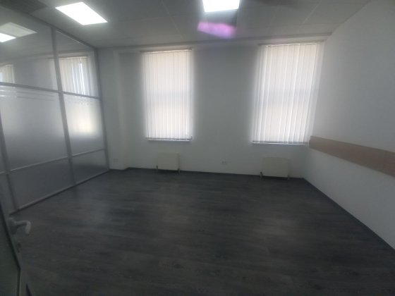 Офіс в самому центрі міста. Генерація електроенергії. Ремонт, все свіже і нове. Розкішний вид на мі