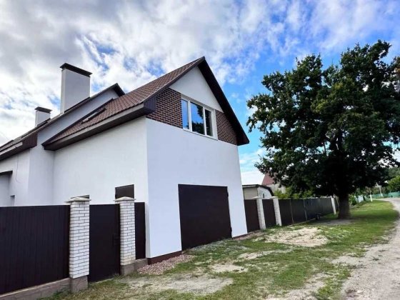 Продам будинок с.Лютіж.9 соток,газ камін,гараж,криниця
