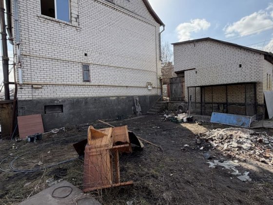 Продам будинок з ділянкою 14 соток,з виходом до озера