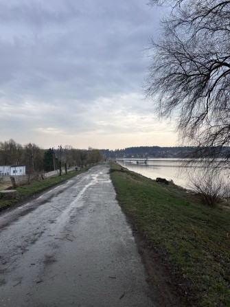 Будинок біля водосховища та лісу - фото 1