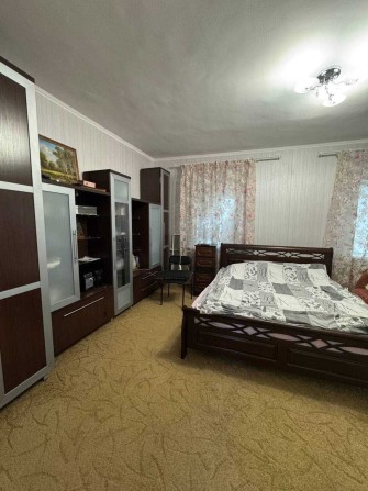 Продаж будинку з ремонтом та великою ділянкою 20 соток. Газ, гараж, господарські будівлі - фото 1