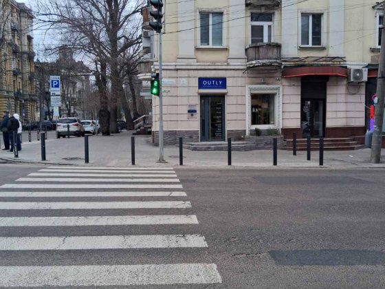 Пересічення Січових стрільців і Старокозацької. Червона лінія з окремим входом, великі вікна по пери Днепр