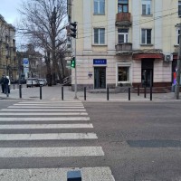 Пересічення Січових стрільців і Старокозацької. Червона лінія з окремим входом, великі вікна по пери Днепр