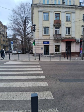 Пересічення Січових стрільців і Старокозацької. Червона лінія з окремим входом, великі вікна по пери - фото 1