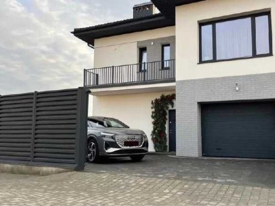 Продаж котеджу з дизайнерським ремонтом 208 кв.м с. Зубра Зубра