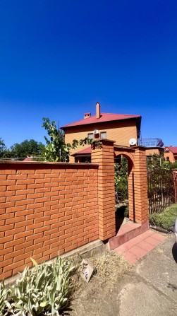 Фундаментальный дом в 450 м от пляжа. Закрытый кооператив. Санжейка. - фото 1