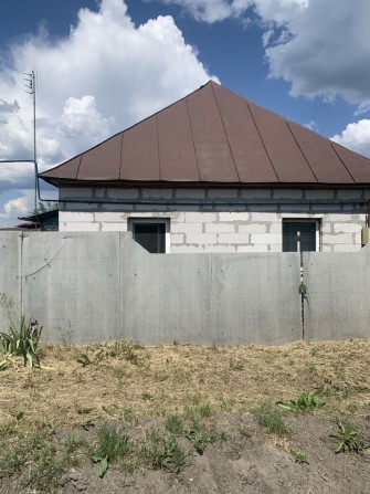 Будинок та ділянка в смт Котельва - фото 1