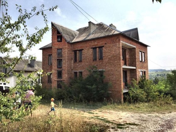 Продається незавершений будинок у смт.Гусятин.Можливий обмін на авто. Гусятин