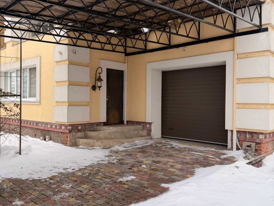 Просторий будинок з каміном для великої родини Киенка