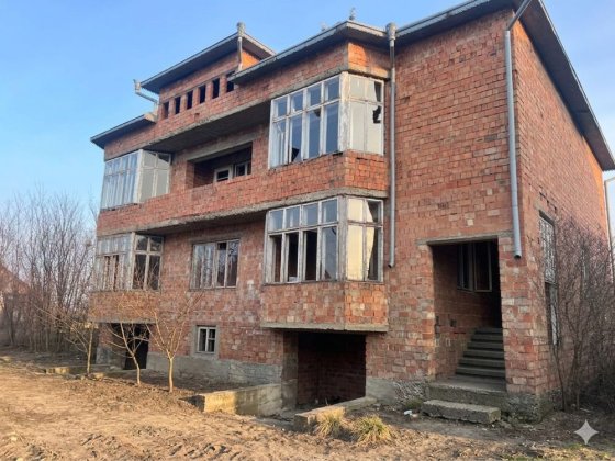 Продаж просторого будинку 170 кв.м у м. Кіцмань (11 сот., 2 гаражі) Кіцмань