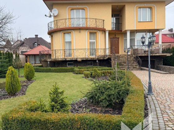 Продаж елітного будинку в класичному стилі передмістя Чернівців, 2хв до ТЦ Депот Коровія