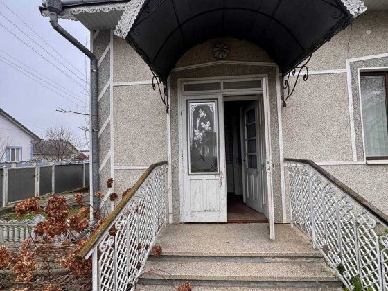 Великий двоповерховий будинок в с. Мамаївці Мамаевцы