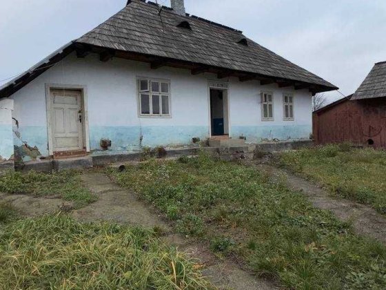 Продається 25 соток та стареньке господарство в селі Молодія Молодія
