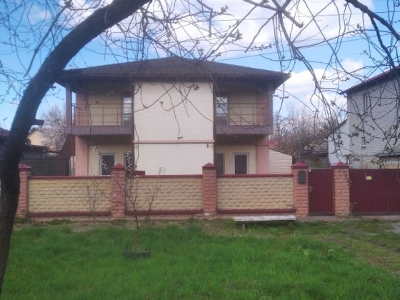 Продається 2-х пов будинок(160м.кв)на два входи.Торг.Р-н Торгмаш.Брова Бровары