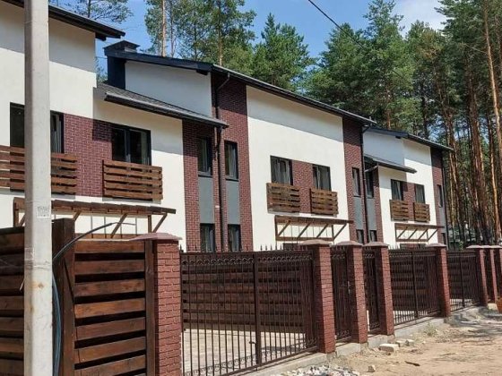 Готовий ТРЕХповерховий ТАУНХАУС з терасою у сосновому лісі Буча