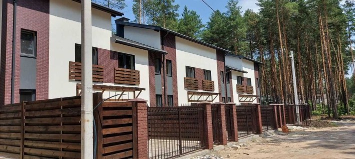 Готовий ТРЕХповерховий ТАУНХАУС з терасою у сосновому лісі - фото 1