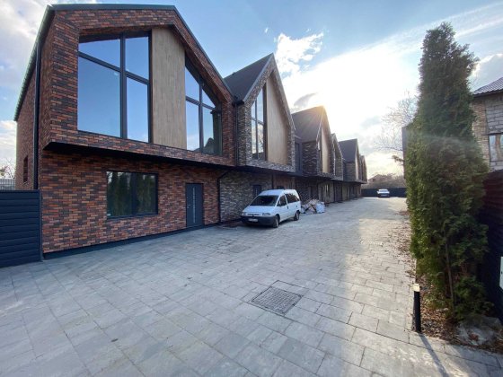 Кутовий Таун в Центрі Ірпеня,центральні комунікації,газ Ирпень