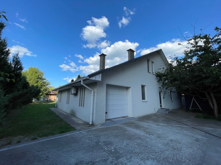 Будинок з ремонтом на ділянці 18 соток в центральній частині Бучі - фото 1