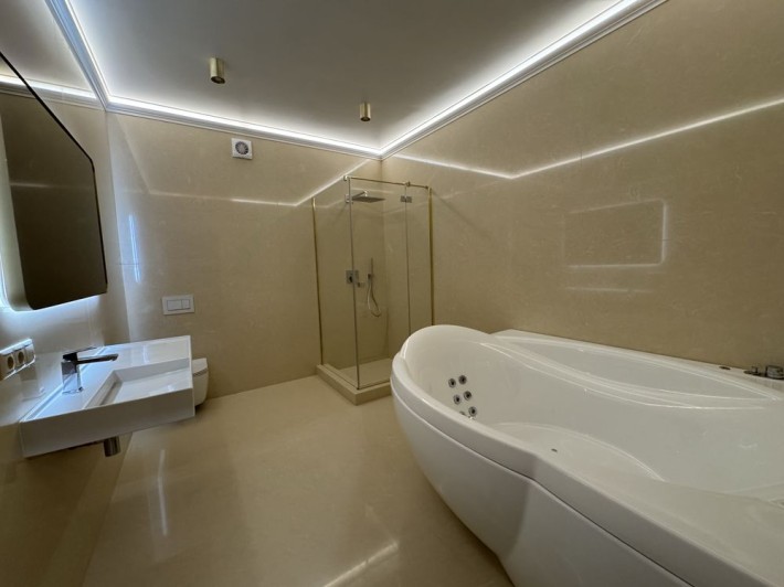 Будинок , особняк в центрі  400 м2  з ремонтом , та гаражами - фото 1