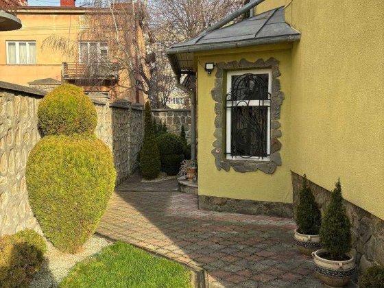 Триповерховий польський особняк у самому серці Івано-Франківська Ивано-Франковск