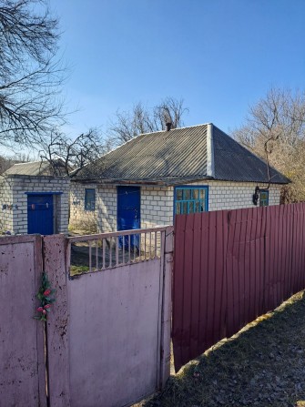 Продам небольшой дом с большим участком земли - фото 1